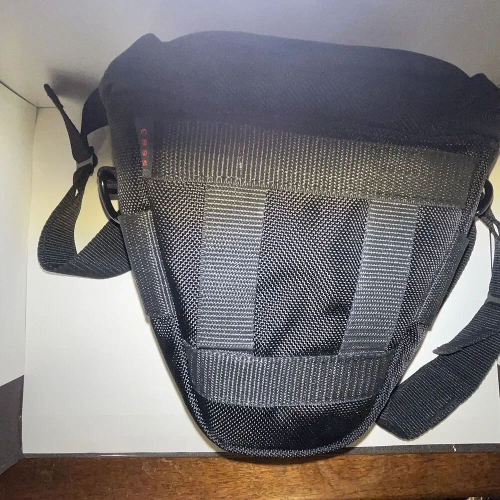 Tamrac Camera Bag Black 5683 SLR DSLR Adjustable Strap Pockets Handle Mint Cond